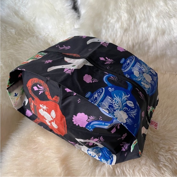 NWOT Baggu 3D Zip Pouch Large — The MET — Painted Teapots - Picture 4 of 4